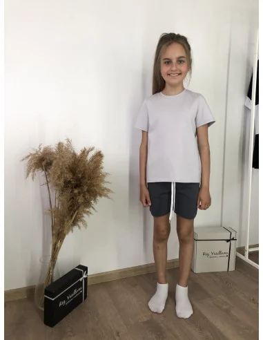 Костюм для девочек с графитовыми шортами и футболкой в цвете