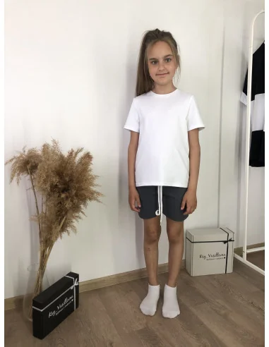 Костюм для девочек с графитовыми шортами и белой футболкой