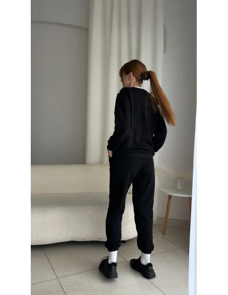 Костюм, черные джоггеры и черный свитшот с белым треугольником