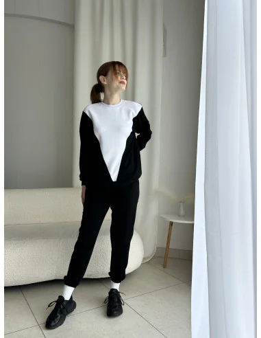 Костюм, черные джоггеры и черный свитшот с белым треугольником