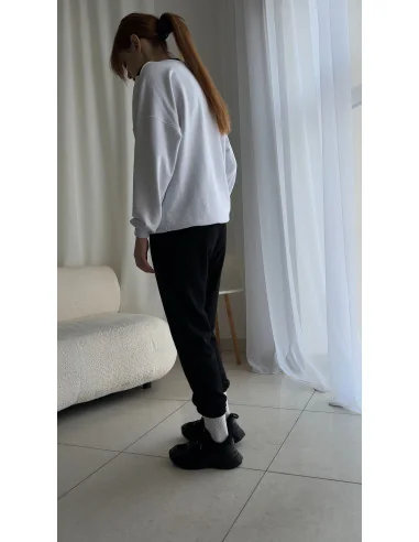 Костюм, черные джоггеры и белый свитшот с черным треугольником