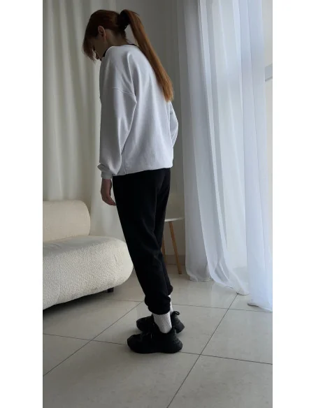 Костюм, черные джоггеры и белый свитшот с черным треугольником