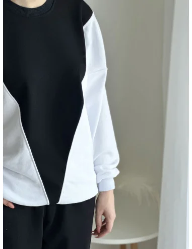 Костюм, черные джоггеры и белый свитшот с черным треугольником