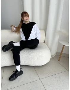 Костюм, черные джоггеры и белый свитшот с черным треугольником