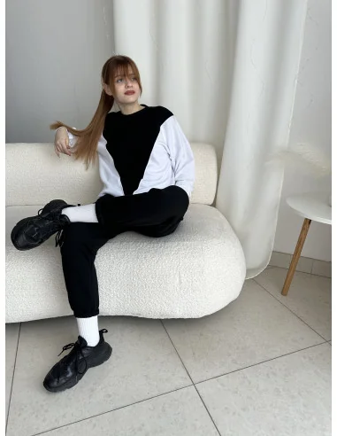 Костюм, черные джоггеры и белый свитшот с черным треугольником