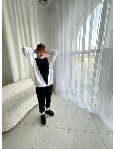 Костюм,чорні джоггери та білий світшот з чорним трикутником