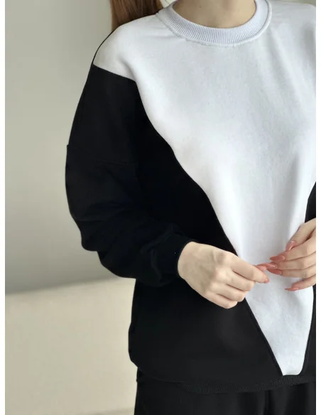 Костюм, черные джоггеры и черный свитшот с белым треугольником