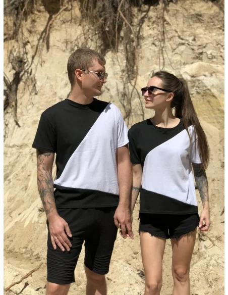 Футболка черно-белая Classic UNISEX с белым треугольником сбоку