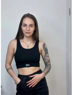 Топ у чорному кольорі