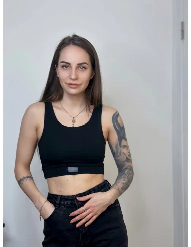 Топ в черном цвете