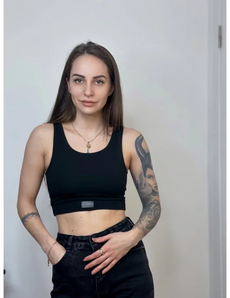 Топ в черном цвете