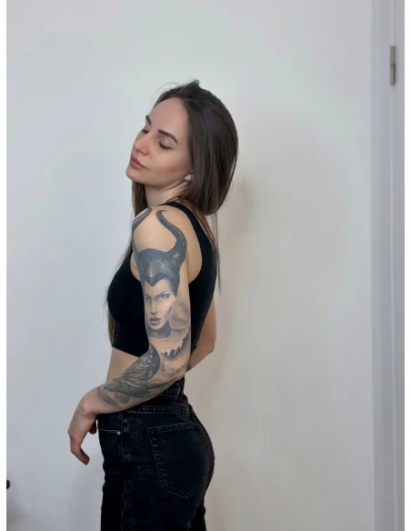 Топ в черном цвете