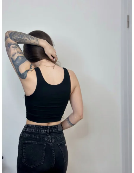 Топ в черном цвете