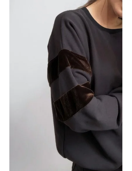 Свитшот женский с вставкой по рукавам из коричневого бархата