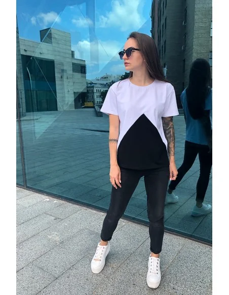 Футболка чорно-біла Classic UNISEX з чорним трикутником знизу Футболка чорно-біла Classic UNISEX з чорним трикутником знизу