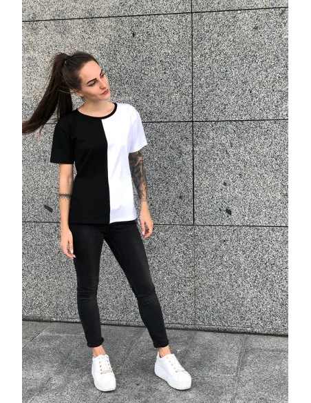Футболка чорно-біла Classic UNISEX, розділена навпіл по переду