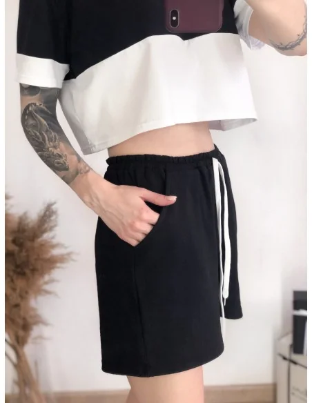 Шорты женские, укороченные, цвет-черный