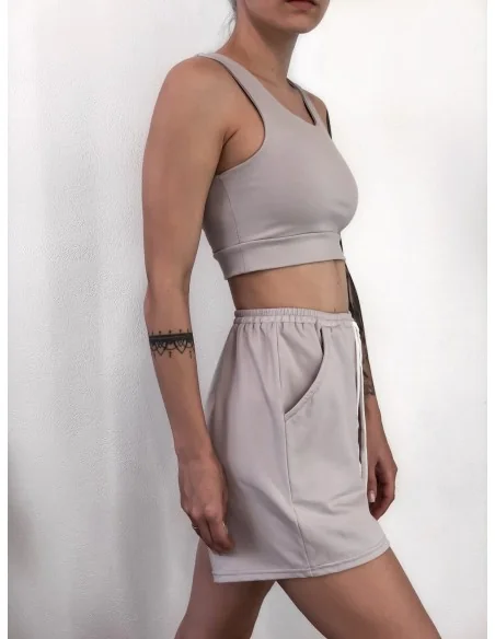 Костюм, топ з короткими шортами у кольорі - камінь