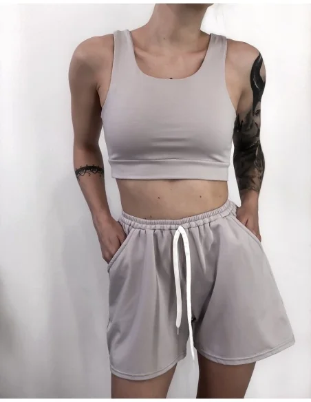 Костюм, топ з короткими шортами у кольорі - камінь