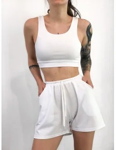 Костюм, топ с короткими шортами в белом цвете
