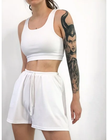 Костюм, топ з короткими шортами у білому кольорі