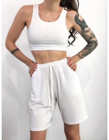 Костюм, топ с удлиненными шортами в белом цвете