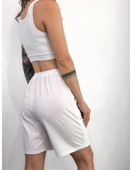 Костюм, топ с удлиненными шортами в белом цвете Костюм, топ с удлиненными шортами в белом цвете