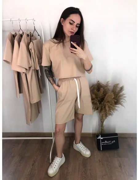Костюм, кроп-топ с удлиненными шортами в цвете - бежевый Костюм, кроп-топ с удлиненными шортами в цвете - бежевый