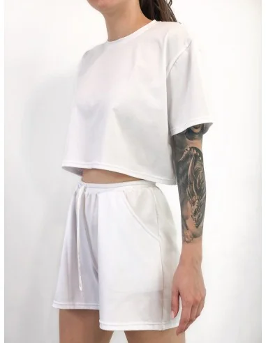 Костюм, кроп-топ с короткими шортами в белом цвете Костюм, кроп-топ с короткими шортами в белом цвете