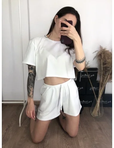 Костюм, кроп-топ с короткими шортами в белом цвете Костюм, кроп-топ с короткими шортами в белом цвете
