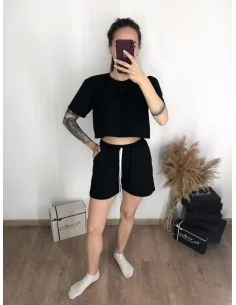 Костюм, кроп-топ с короткими шортами в черном цвете 2