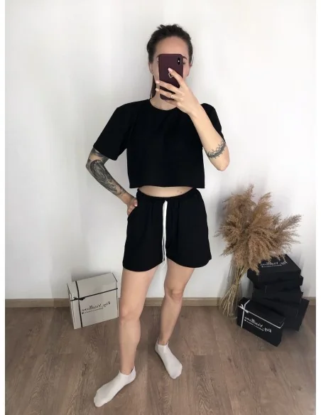 Костюм, кроп-топ з короткими шортами у чорному кольорі