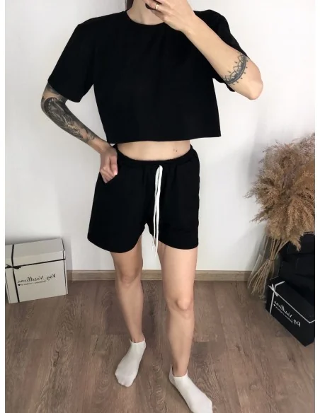 Костюм, кроп-топ с короткими шортами в черном цвете