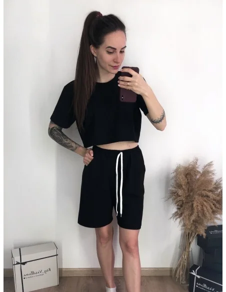 Костюм, кроп-топ с удлиненными шортами в черном цвете