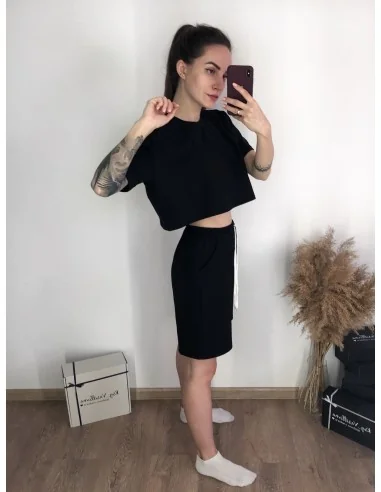 Костюм, кроп-топ з подовженими шортами у чорному кольорі