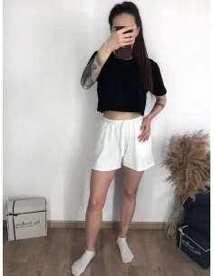 Костюм, чорний кроп-топ з короткими шортами у білому кольорі