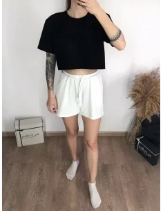 Костюм, чорний кроп-топ з короткими шортами у білому кольорі 2