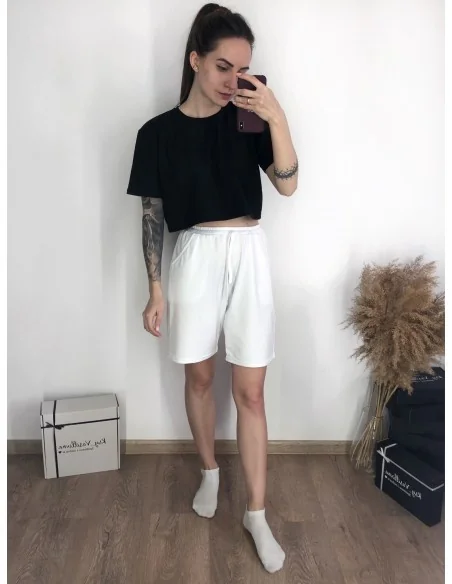 Костюм, черный кроп-топ с удлиненными шортами в белом цвете