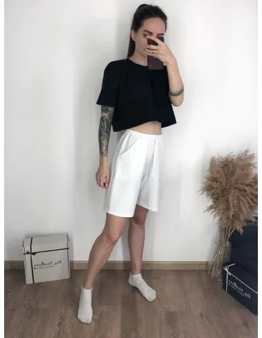 Костюм, черный кроп-топ с удлиненными шортами в белом цвете