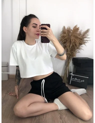 Костюм, белый кроп-топ с короткими шортами в черном цвете