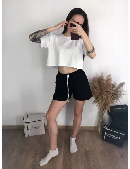 Костюм, білий кроп-топ з короткими шортами у чорному кольорі Костюм, білий кроп-топ з короткими шортами у чорному кольорі