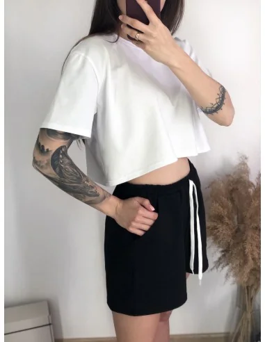 Костюм, белый кроп-топ с короткими шортами в черном цвете