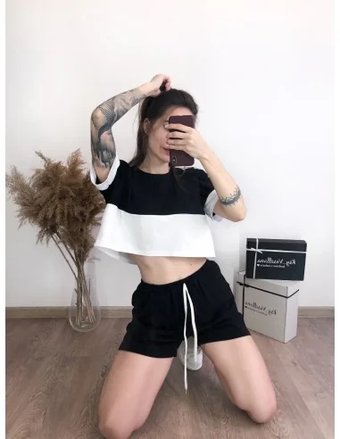 Костюм, чорно-білий кроп-топ з короткими шортами у чорному