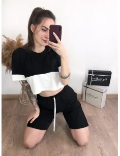 Костюм, черно-белый кроп-топ с удлиненными шортами в черном