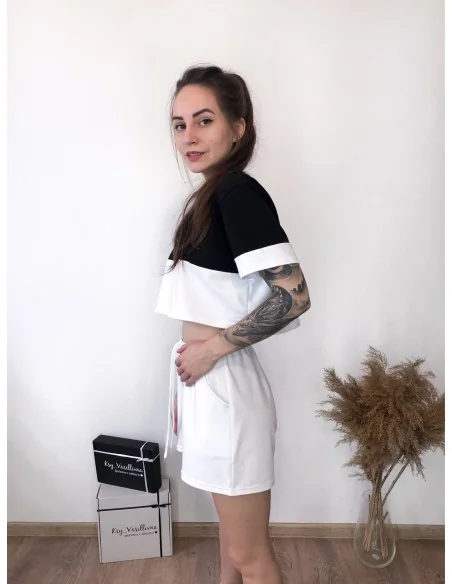 Костюм, чорно-білий кроп-топ з короткими шортами у білому