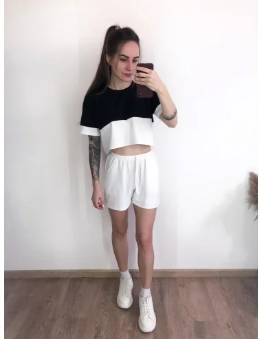 Костюм, чорно-білий кроп-топ з короткими шортами у білому Костюм, чорно-білий кроп-топ з короткими шортами у білому