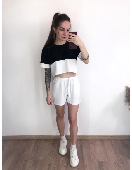 Костюм, чорно-білий кроп-топ з короткими шортами у білому Костюм, чорно-білий кроп-топ з короткими шортами у білому