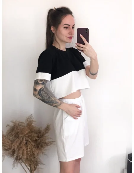 Костюм, черно-белый кроп-топ с удлиненными шортами в белом цвете Костюм, черно-белый кроп-топ с удлиненными шортами в белом цвете