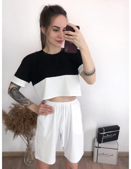 Костюм, черно-белый кроп-топ с удлиненными шортами в белом цвете Костюм, черно-белый кроп-топ с удлиненными шортами в белом цвете