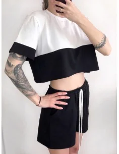 Костюм, бело-черный кроп-топ с короткими шортами в черном цвете 2